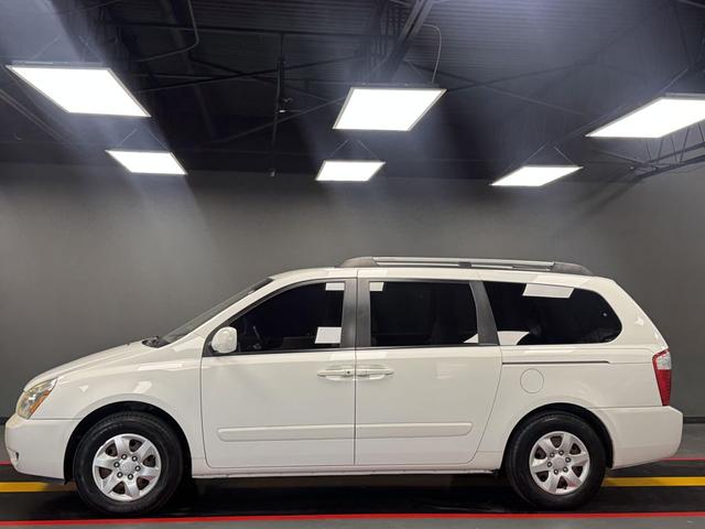 Photo of 2007 White Kia Sedona