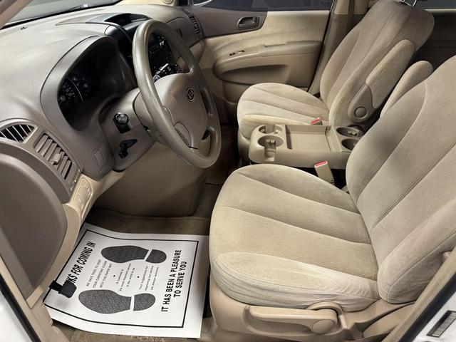 Photo of 2007 White Kia Sedona