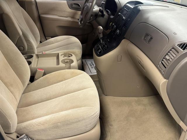 Photo of 2007 White Kia Sedona