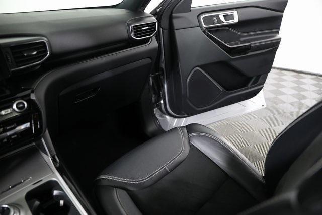 Photo of 2022 Iconic Silver Metallic Ford Explorer