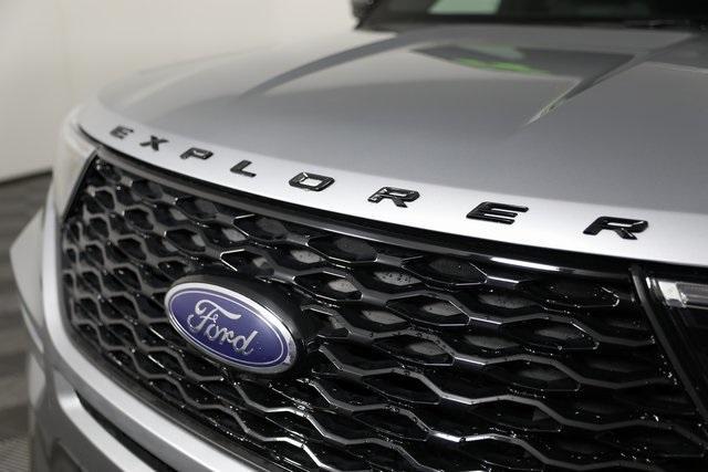 Photo of 2022 Iconic Silver Metallic Ford Explorer