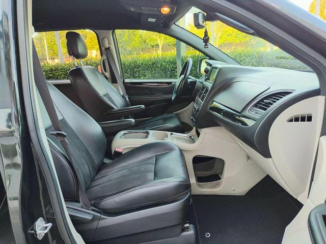 Photo of 2019 Black Onyx Crystal Pearlcoat Dodge Grand Caravan