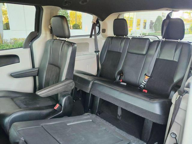 Photo of 2019 Black Onyx Crystal Pearlcoat Dodge Grand Caravan