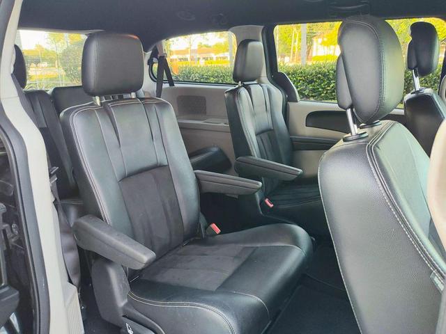 Photo of 2019 Black Onyx Crystal Pearlcoat Dodge Grand Caravan