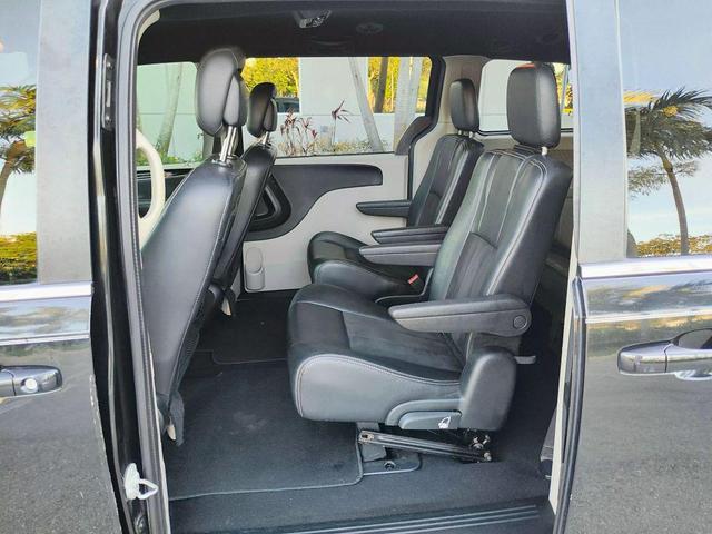 Photo of 2019 Black Onyx Crystal Pearlcoat Dodge Grand Caravan