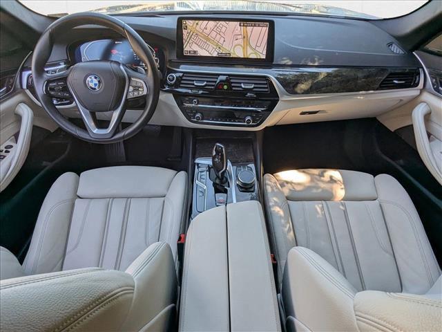 Photo of 2022 Mineral White Metallic BMW 530e