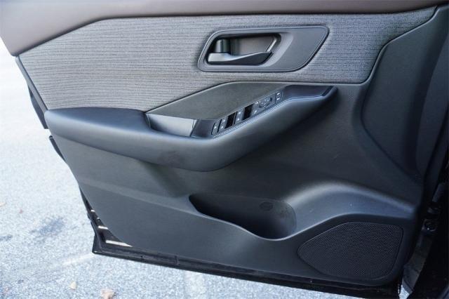 Photo of 2023 Super Black Nissan Rogue