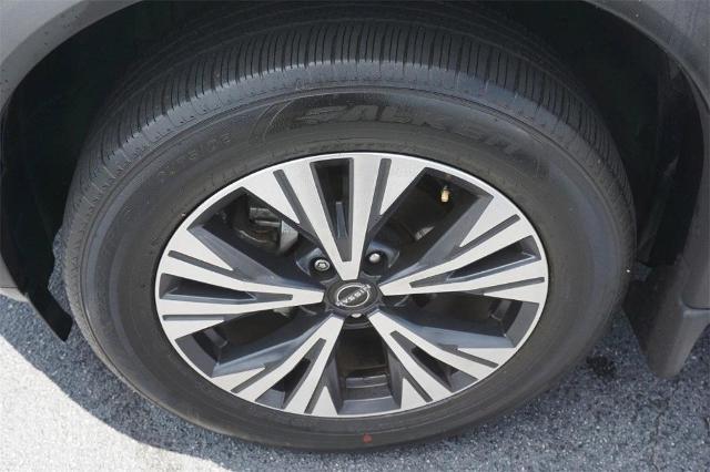 Photo of 2023 White Nissan Rogue