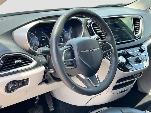 Photo of 2023 Silver Mist Clearcoat Chrysler Pacifica