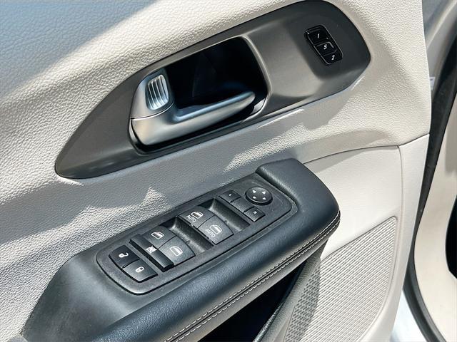 Photo of 2023 Silver Mist Clearcoat Chrysler Pacifica