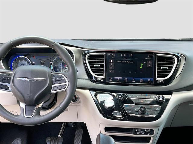 Photo of 2023 Silver Mist Clearcoat Chrysler Pacifica