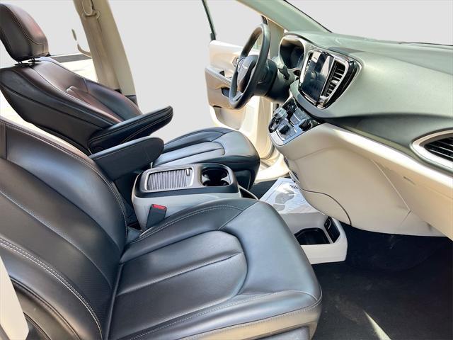 Photo of 2023 Silver Mist Clearcoat Chrysler Pacifica