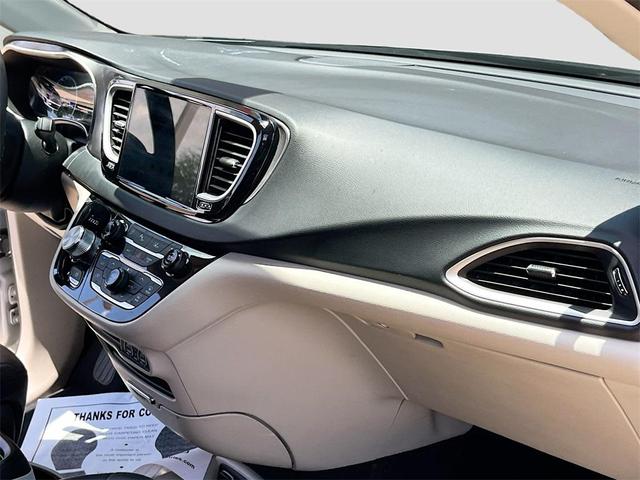 Photo of 2023 Silver Mist Clearcoat Chrysler Pacifica