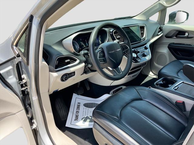 Photo of 2023 Silver Mist Clearcoat Chrysler Pacifica