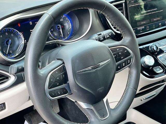 Photo of 2023 Silver Mist Clearcoat Chrysler Pacifica