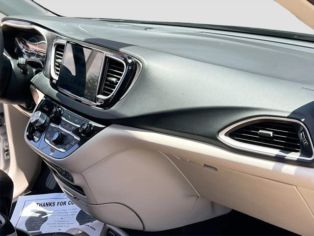 Photo of 2023 Silver Mist Clearcoat Chrysler Pacifica