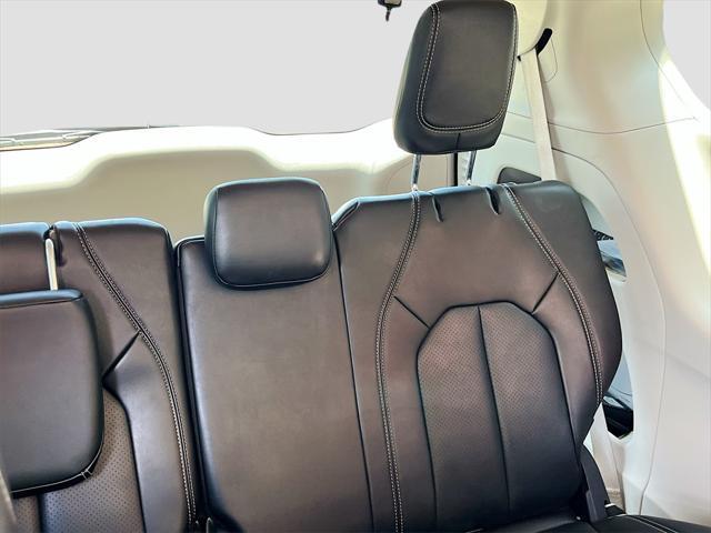Photo of 2023 Silver Mist Clearcoat Chrysler Pacifica