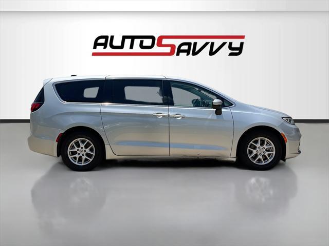 Photo of 2023 Silver Mist Clearcoat Chrysler Pacifica