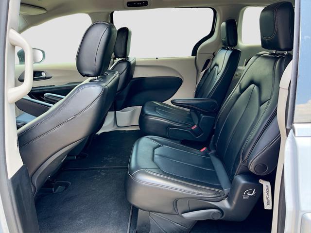 Photo of 2023 Silver Mist Clearcoat Chrysler Pacifica