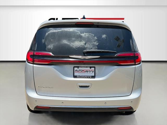 Photo of 2023 Silver Mist Clearcoat Chrysler Pacifica