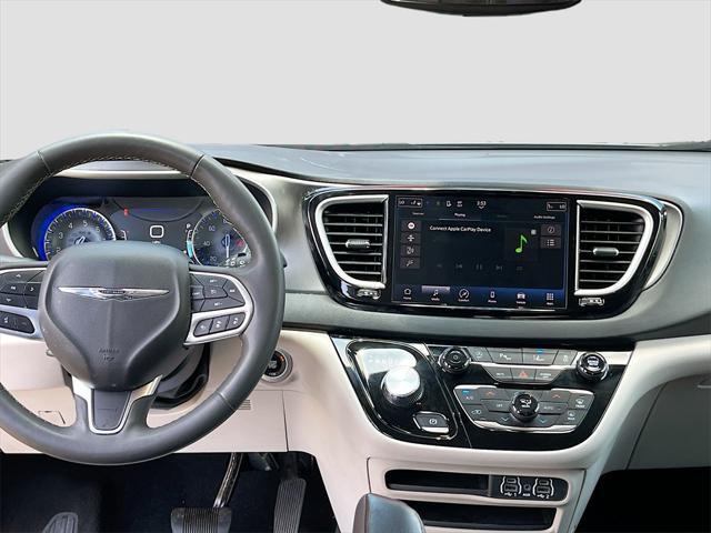 Photo of 2023 Silver Mist Clearcoat Chrysler Pacifica