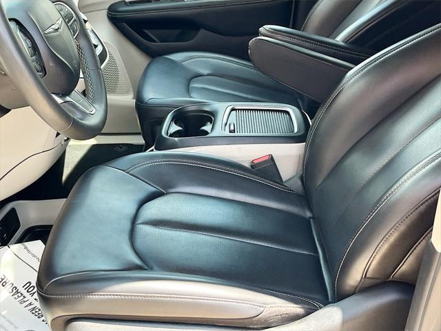 Photo of 2023 Silver Mist Clearcoat Chrysler Pacifica