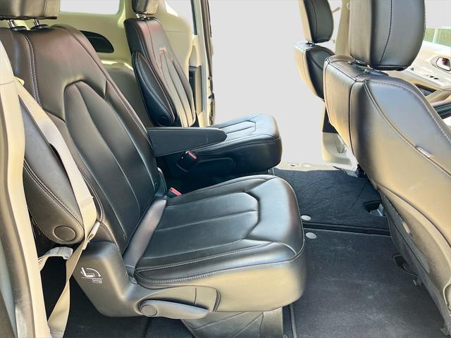 Photo of 2023 Silver Mist Clearcoat Chrysler Pacifica