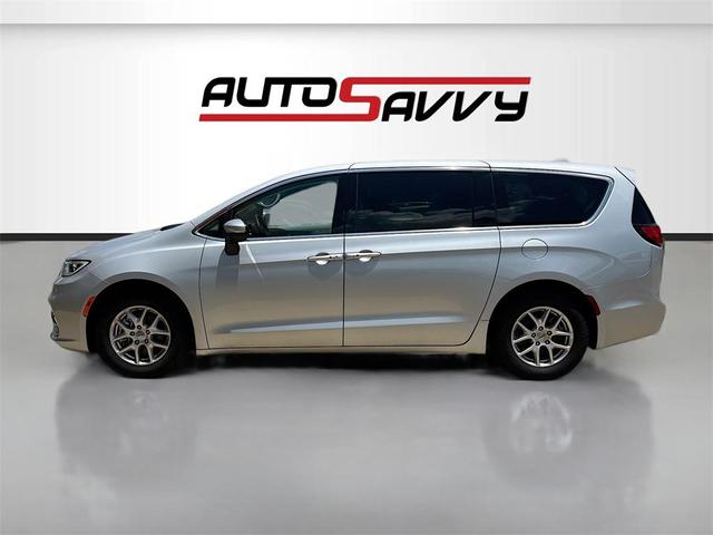 Photo of 2023 Silver Mist Clearcoat Chrysler Pacifica