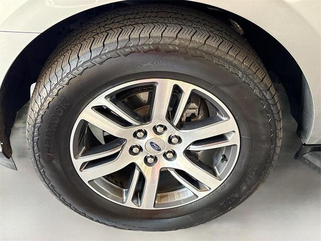 Photo of 2022 Iconic Silver Metallic Ford Expedition Max