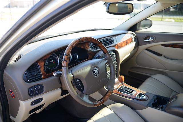 Photo of 2007 Gold Jaguar S-Type