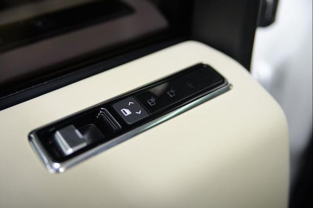 Photo of 2018 White Land Rover Range Rover