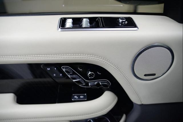 Photo of 2018 White Land Rover Range Rover