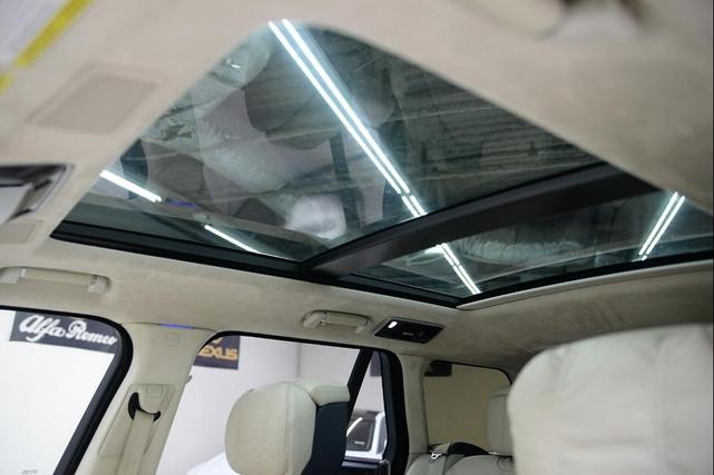 Photo of 2018 White Land Rover Range Rover