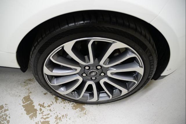 Photo of 2018 White Land Rover Range Rover