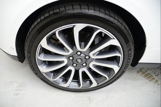 Photo of 2018 White Land Rover Range Rover