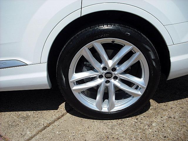Photo of 2017 White Audi Q7