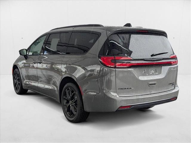 Photo of 2025 Ceramic Gray Clearcoat Chrysler Pacifica