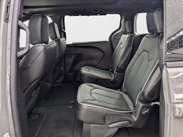 Photo of 2025 Ceramic Gray Clearcoat Chrysler Pacifica
