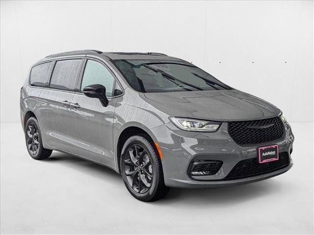 Photo of 2025 Ceramic Gray Clearcoat Chrysler Pacifica