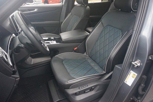 Photo of 2024 Platinum Gray Metallic Volkswagen Atlas Cross Sport