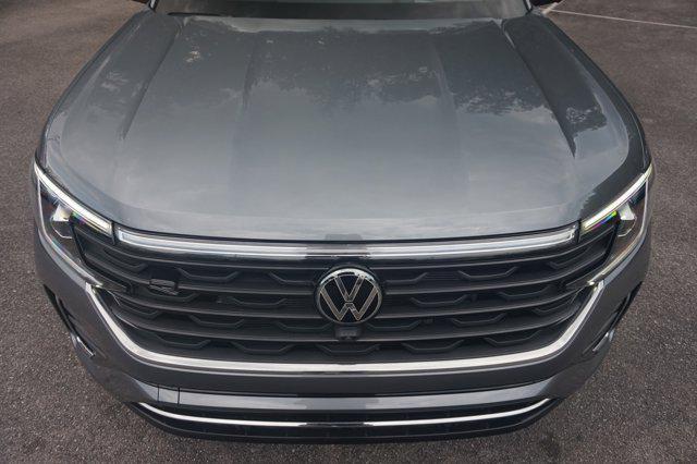 Photo of 2024 Platinum Gray Metallic Volkswagen Atlas Cross Sport