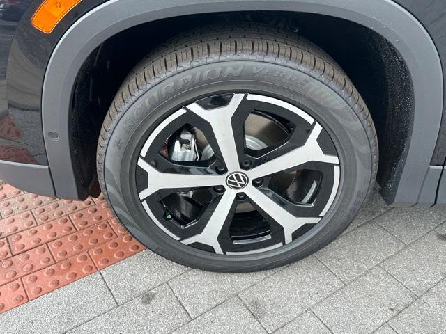Photo of 2025 Deep Black Pearl Effect Volkswagen Tiguan