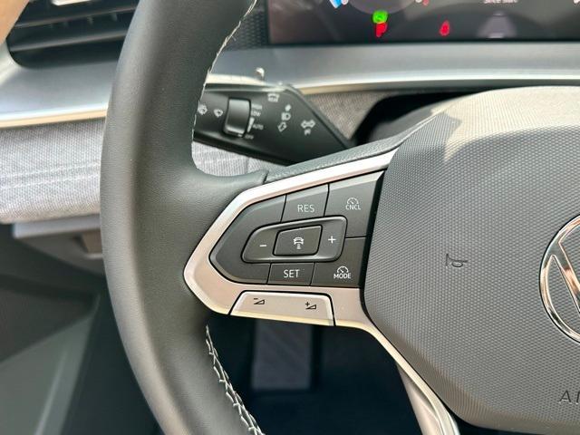 Photo of 2025 Deep Black Pearl Effect Volkswagen Tiguan