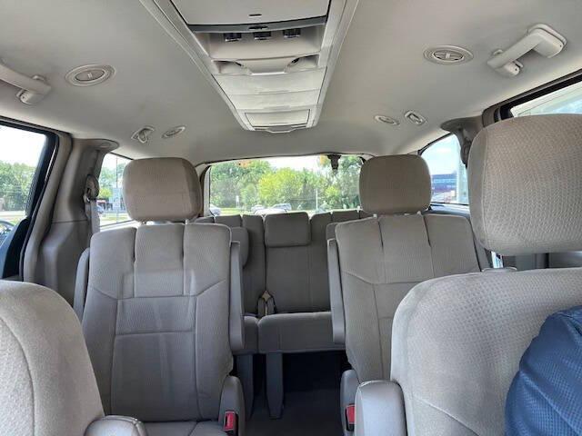 Photo of 2011 White Gold Clearcoat Chrysler Town & Country