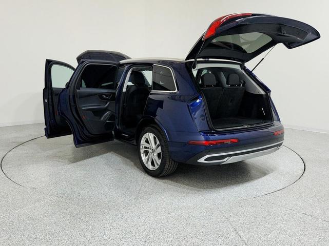 Photo of 2023 Navarra Blue Metallic Audi Q7