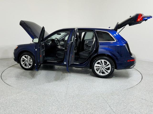 Photo of 2023 Navarra Blue Metallic Audi Q7