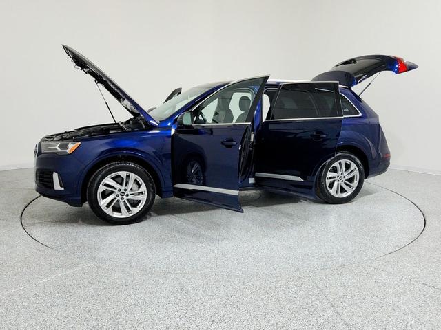 Photo of 2023 Navarra Blue Metallic Audi Q7