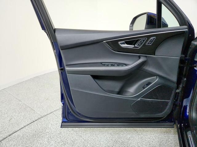 Photo of 2023 Navarra Blue Metallic Audi Q7