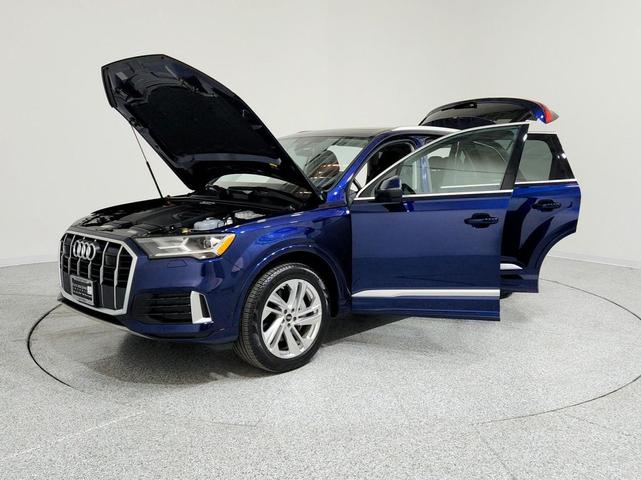 Photo of 2023 Navarra Blue Metallic Audi Q7