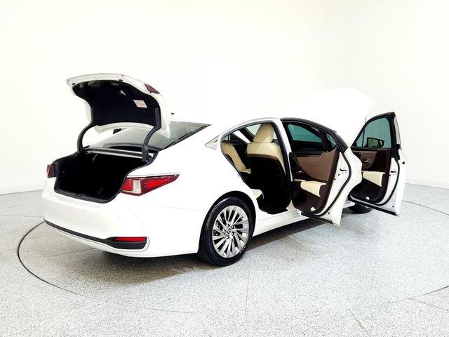 Photo of 2021 Eminent White Pearl Lexus ES 300h